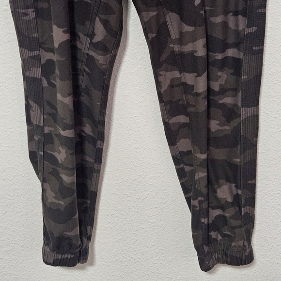 Athleta camo Farallon joggers size 10 - Picture 3 of 12